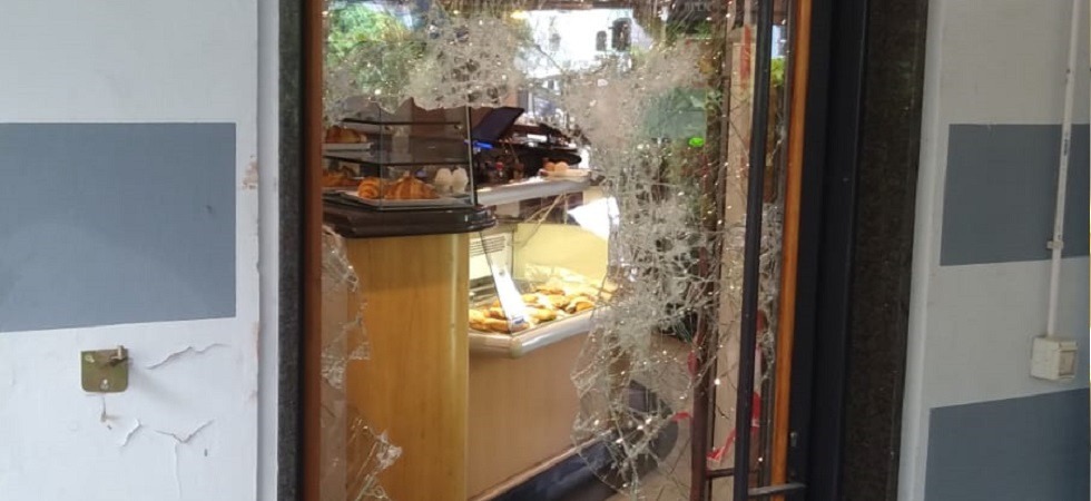 Sfascia una vetrina (e si ferisce) in piena notte per rubare 25 euro dalla cassa di un bar, arrestato un 35enne